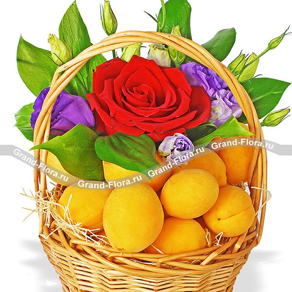 Фруктовый привет - корзина с розами и абрикосами