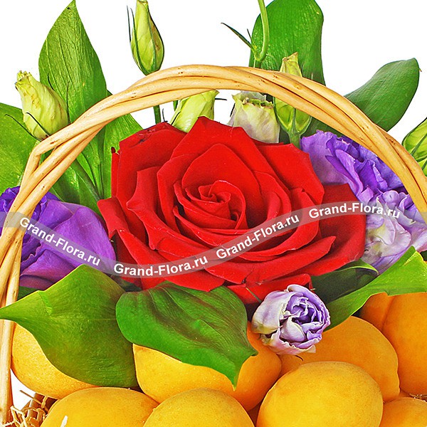 Фруктовый привет - корзина с розами и абрикосами